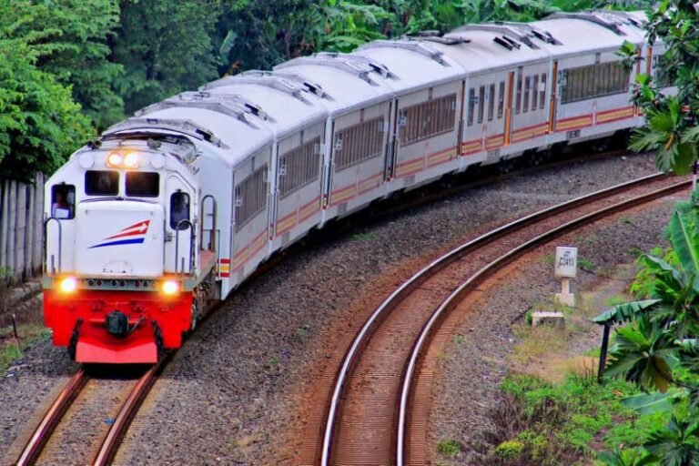 Kereta Api Bisnis: Menikmati Perjalanan Nyaman dan Produktif